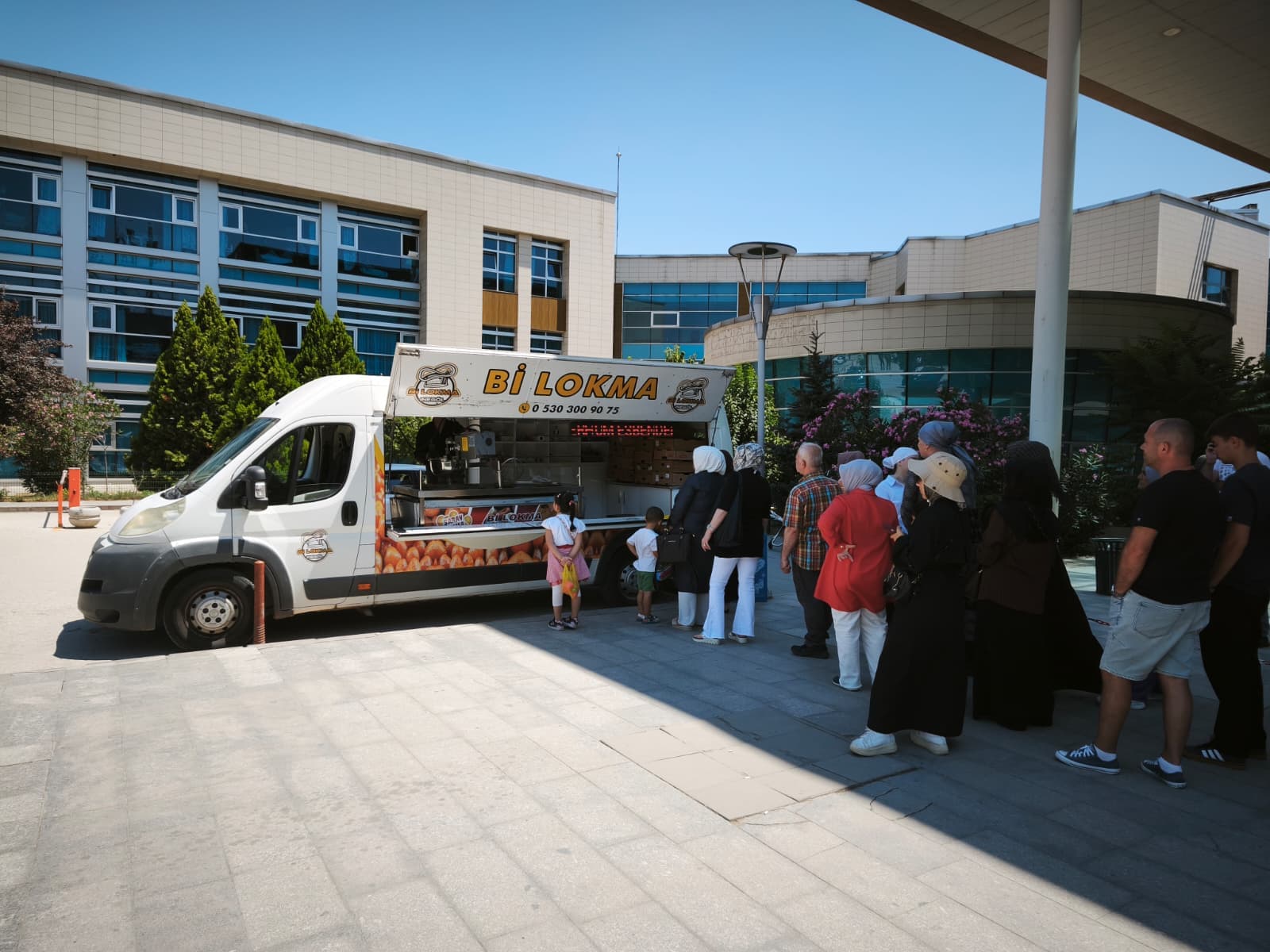 İnegöl cami önünde hayır lokması dağıtımı